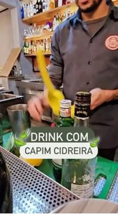 Bartender preparando drink com capim-cidreira no balcão da casa