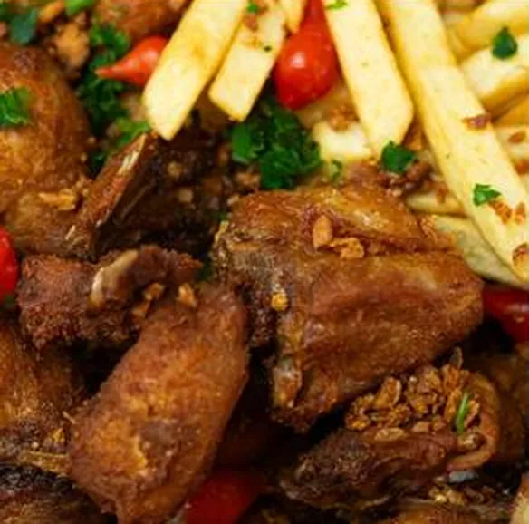 Frango frito com alho e batatas fritas